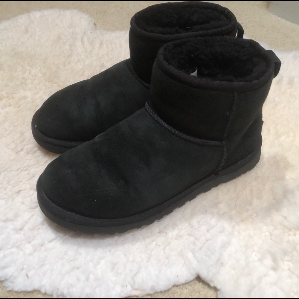 Black short uggs